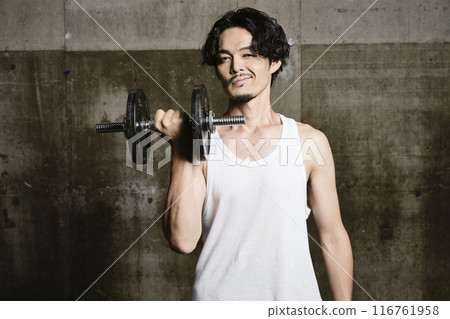 young man training in the gym 116761958
