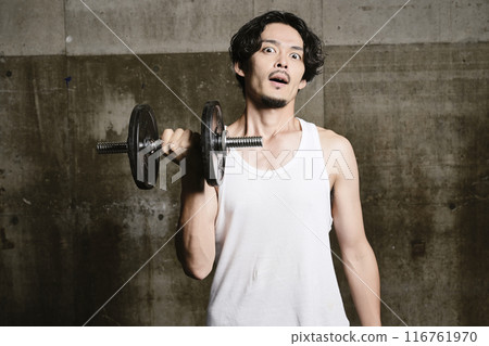 在健身房訓練的年輕人 在健身房訓練的年輕人 116761970