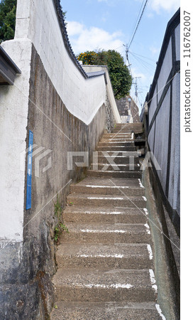 Narrow, steep stairs in a residential area [Nagasaki City, Nagasaki Prefecture] 116762007