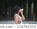 一個女人透過吃冰淇淋放鬆 116762503