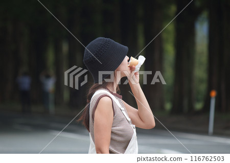 一個女人透過吃冰淇淋放鬆 116762503