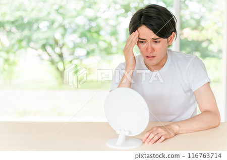 髮型、髮質、頭髮稀疏、脫髮、AGA、脫髮、頭皮、自我照顧瀏海、擔心頭髮的年輕人(稀疏頭髮治療) 髮型、髮質、頭髮稀疏、脫髮、AGA、脫髮、頭皮、自我照顧瀏海、擔心頭髮的年輕人(稀疏頭髮治療) 116763714