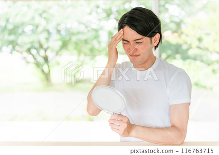 髮型、髮質、頭髮稀疏、脫髮、AGA、脫髮、頭皮、自我照顧瀏海、擔心頭髮的年輕人（稀疏頭髮治療） 116763715