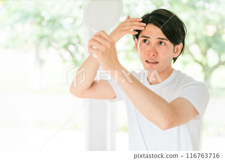 髮型、髮質、頭髮稀疏、脫髮、AGA、脫髮、頭皮、自我照顧瀏海、擔心頭髮的年輕人（稀疏頭髮治療） 116763716