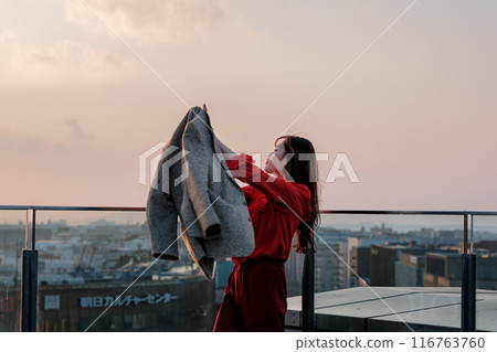 觀看日落的婦女 116763760