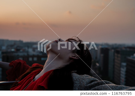 觀看日落的婦女 116763795