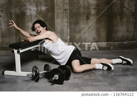 young man training in the gym 116764122