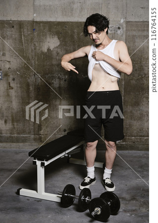 young man training in the gym 116764155