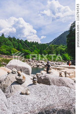 睡眠地板，大量古龍水 116764543