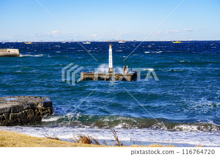 Kannonzaki in winter with rough waves (Yokosuka, Kanagawa Prefecture) 116764720
