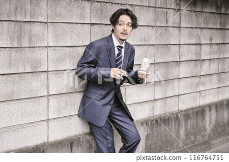 男人在戶外抽煙 116764751