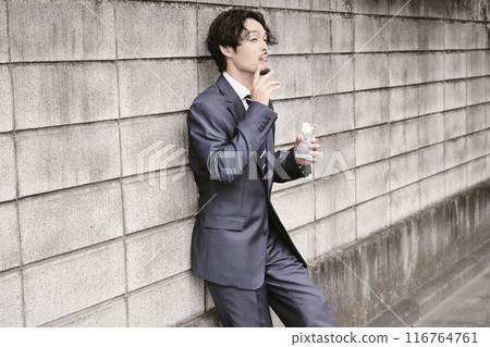 男人在戶外抽煙 116764761