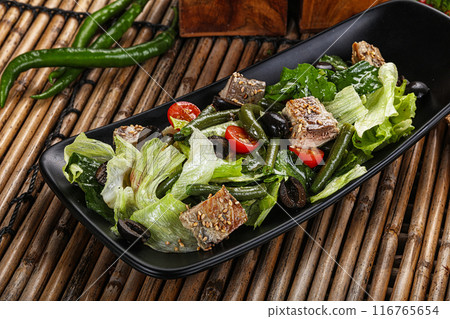 Nicoise salad with tuna and lattuce 116765654