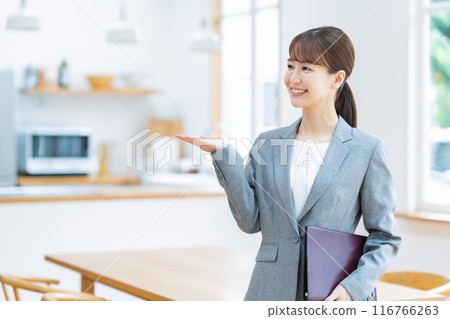 賣房地產的女商人 116766263