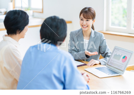 中年夫婦在家與顧問諮詢 116766269
