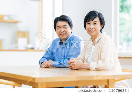 一對中年夫婦在飯廳放鬆 116766284