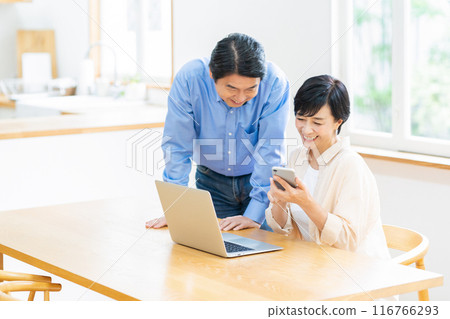 一對中年夫婦在飯廳放鬆 116766293