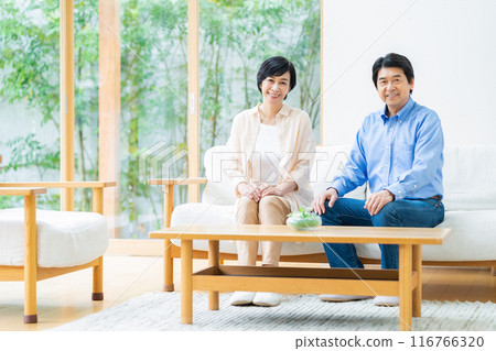 一對中年夫婦在客廳裡放鬆 116766320