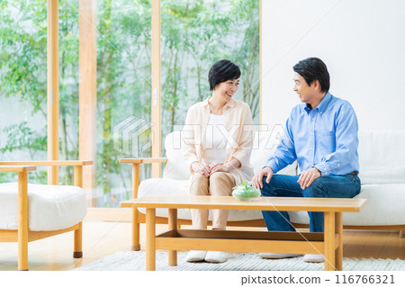 一對中年夫婦在客廳裡放鬆 116766321