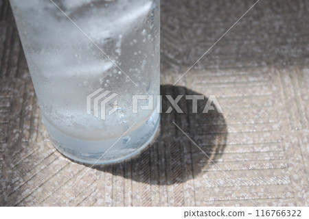 玻璃杯裡的冰水 玻璃杯裡的冰水 116766322