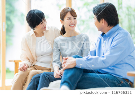 一個家庭在客廳放鬆 116766331