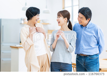 一個家庭在客廳放鬆 116766373