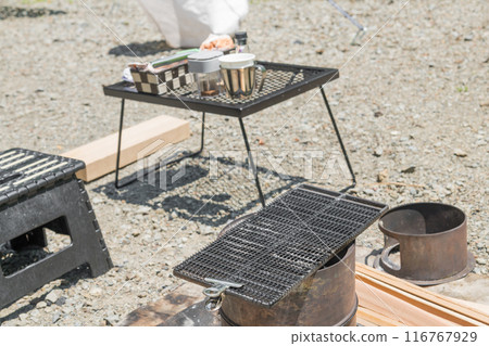 [Solo camping at an auto campsite: Preparing for a BBQ] 116767929