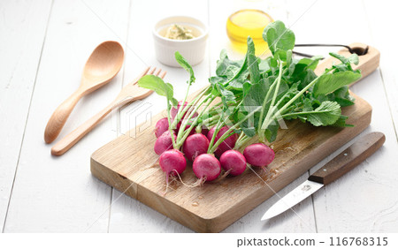 Fresh radish (daikon radish) Fresh radish (daikon radish) 116768315