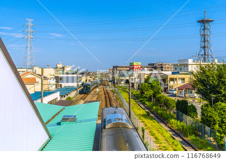日本七月寒川城市景觀。 JR相模線寒川站和JR相模線新E131系列列車的視圖= 21號 日本七月寒川城市景觀。 JR相模線寒川站和JR相模線新E131系列列車的視圖= 21號 116768649