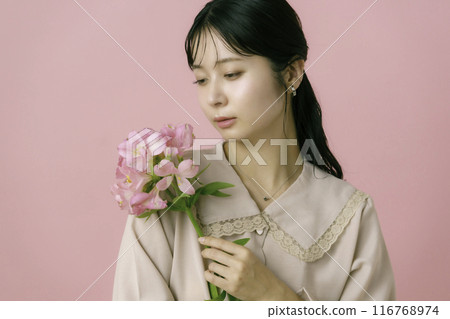 粉紅色背景花的年輕女子肖像 116768974