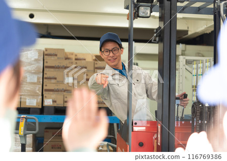 Male worker making a hand signal 116769386