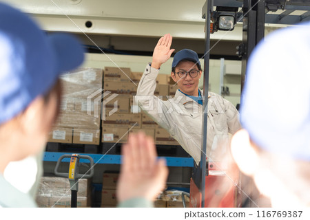 Male worker making a hand signal 116769387
