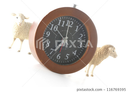 與鬧鐘和羊的睡眠圖像 116769395
