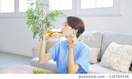 女人在家喝生啤酒 116769546