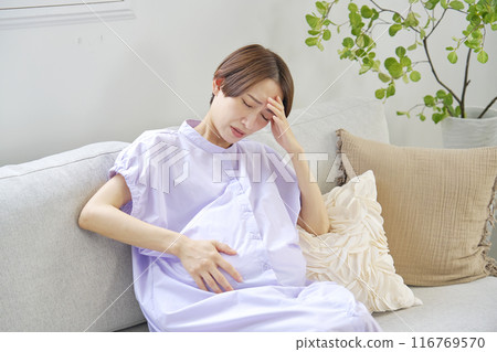 Pregnant women with advanced age who experience labor pains 116769570