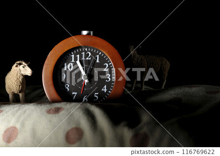 與鬧鐘和羊的睡眠圖像 116769622