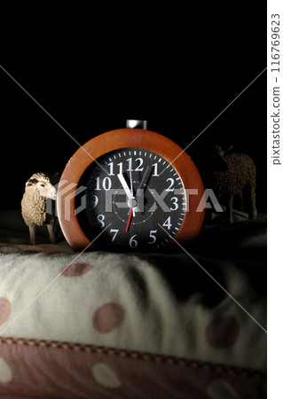 與鬧鐘和羊的睡眠圖像 116769623