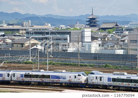 運行在京都東寺旁的特快Haruka 116770094