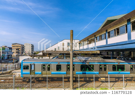 日本七月寒川城市景觀。 JR相模線寒川站和停放的火車的景色。左後方是北出口=21號 116770128