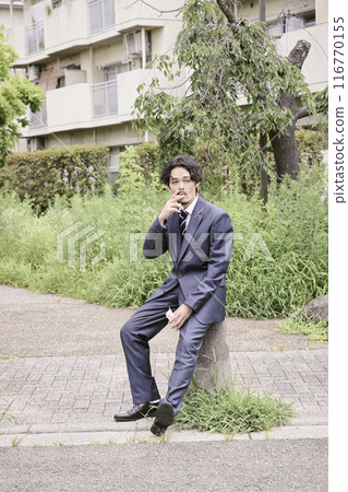 坐在戶外的男人 坐在戶外的男人 116770155
