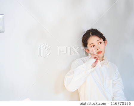 一個女人站在透過樹林的陽光下 一個女人站在透過樹林的陽光下 116770156