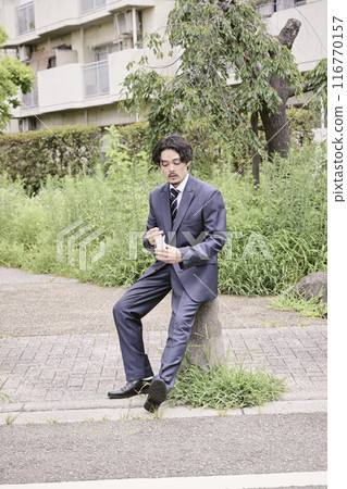 坐在戶外的男人 坐在戶外的男人 116770157
