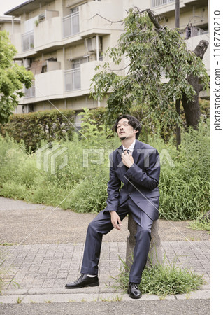 坐在戶外的男人 坐在戶外的男人 116770210