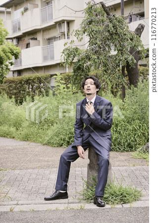 坐在戶外的男人 坐在戶外的男人 116770213