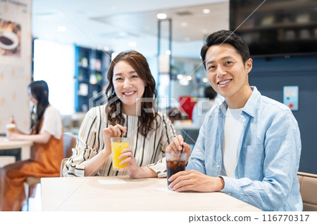 A middle-aged couple relaxing in a cafe. Photo courtesy of Creadisce (Maruzen-Yushodo Co., Ltd.) 116770317