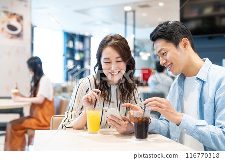 A middle-aged couple relaxing in a cafe. Photo courtesy of Creadisce (Maruzen-Yushodo Co., Ltd.) 116770318