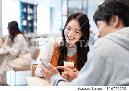 Young couple relaxing in a cafe Photo cooperation: Creadisce (Maruzen-Yushudo Co., Ltd.) Young couple relaxing in a cafe Photo cooperation: Creadisce (Maruzen-Yushudo Co., Ltd.) 116770658