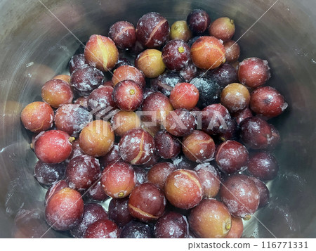 Take out the frozen grapes from the refrigerator and prepare to make a drink Take out the frozen grapes from the refrigerator and prepare to make a drink 116771331