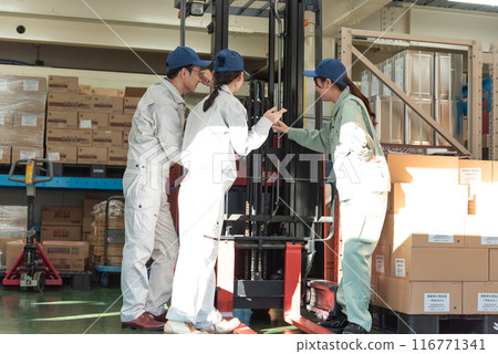 三名男女工人檢查堆高機 三名男女工人檢查堆高機 116771341