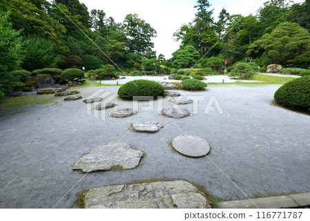 A Bu-gaku-style garden seen from the veranda of Seibi-en's Seibikan 116771787